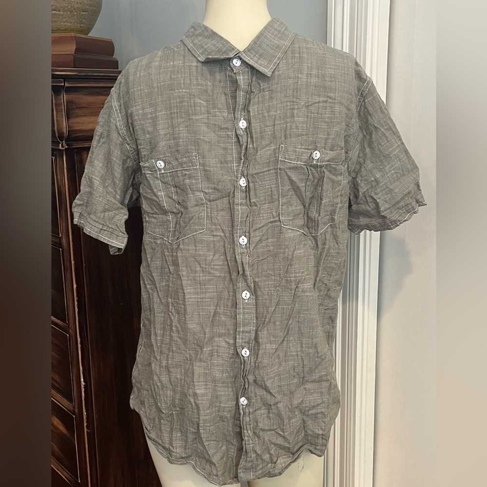 Earthbound trading Co men’s size large button front short sleeve shirt gray